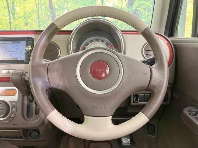 �C���e���A�ɍ��킹���f�U�C���̃X�e�A�����O�́A�^�]�������̂��Ƃ��l���A�^�]���₷���`��A�傫���ł��B�����x�A���ۂɐG���Ă��m���߂��������B