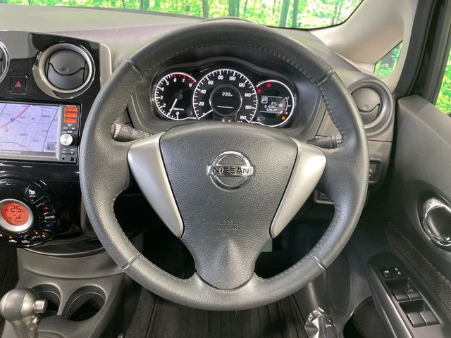�C���e���A�ɍ��킹���f�U�C���̃X�e�A�����O�́A�^�]�������̂��Ƃ��l���A�^�]���₷���`��A�傫���ł��B�����x�A���ۂɐG���Ă��m���߂��������B