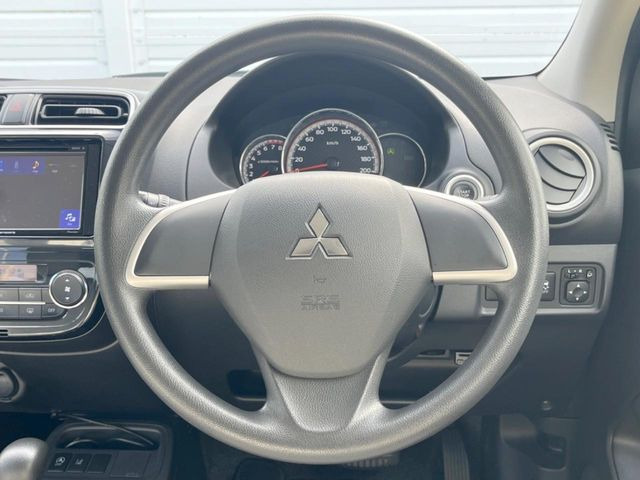 �C���e���A�ɍ��킹���f�U�C���̃X�e�A�����O�́A�^�]�������̂��Ƃ��l���A�^�]���₷���`��A�傫���ł��B�����x�A���ۂɐG���Ă��m���߂��������B