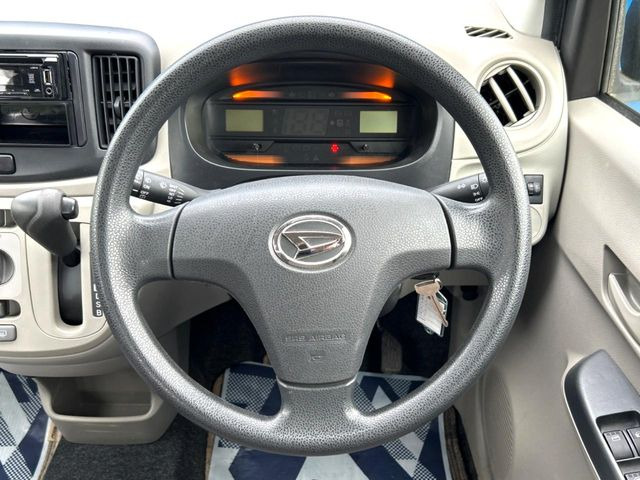 �C���e���A�ɍ��킹���f�U�C���̃X�e�A�����O�́A�^�]�������̂��Ƃ��l���A�^�]���₷���`��A�傫���ł��B�����x�A���ۂɐG���Ă��m���߂��������B