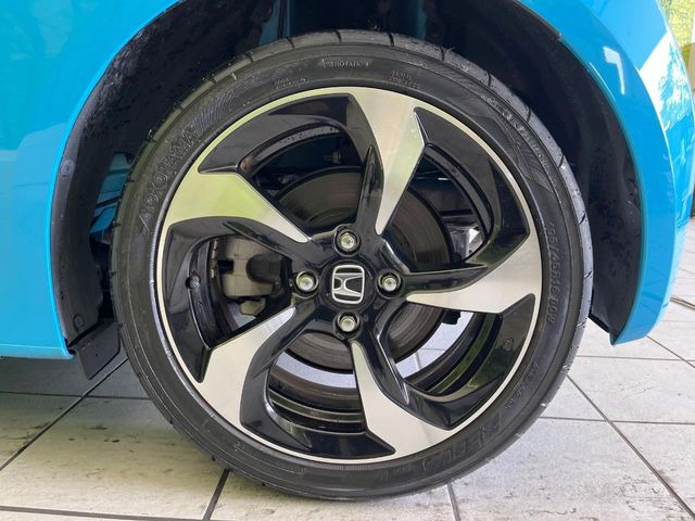 �y����16�C���`�A���~�z�C�[���z�O�ςɃ}�b�`���������A���~�z�C�[���𑕒����Ă���܂��B�e��ЊO�A���~�z�C�[����A�X�^�b�h���X�^�C�����戵�����Ă���܂��B���񂲑��k����������