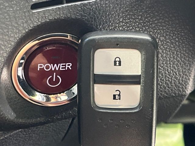 �yHonda�X�}�[�g�L�[�z�J�o����|�P�b�g�ɓ��ꂽ�܂܂ł��h�A�̎{���E�������\�ȃX�}�[�g�L�[�𑕔��B�G���W���̃I���E�I�t�����J�M�����o���K�v����������Ƃ��Ă��֗��ł���