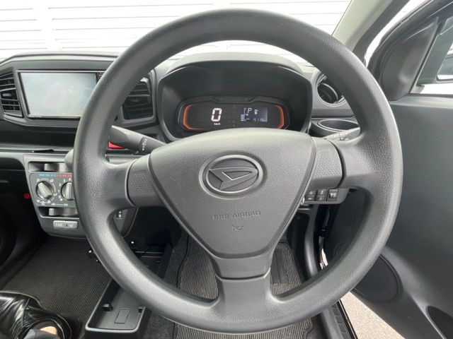 �C���e���A�ɍ��킹���f�U�C���̃X�e�A�����O�́A�^�]�������̂��Ƃ��l���A�^�]���₷���`��A�傫���ł��B�����x�A���ۂɐG���Ă��m���߂��������B