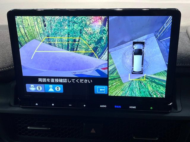 【マルチビューカメラシステム】専用のカメラにより、上から見下ろしたような視点で360度クルマの周囲を確認することができます☆死角部分も確認しやすく、狭い場所での切り返しや駐車もスムーズに行えます。