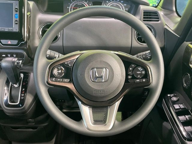 �C���e���A�ɍ��킹���f�U�C���̃X�e�A�����O�́A�^�]�������̂��Ƃ��l���A�^�]���₷���`��A�傫���ł��B�����x�A���ۂɐG���Ă��m���߂��������B
