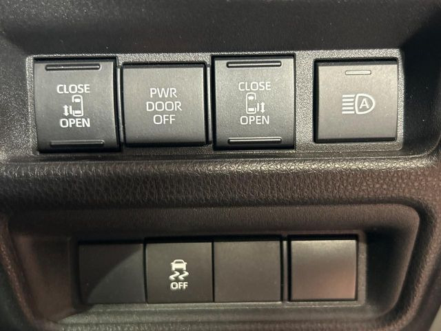 【両側パワースライドドア】スマートキーや運転席のスイッチで後席両側スライドドアの開閉が可能♪電動だから力を入れてドアを開ける必要が無く、小さなお子様でも簡単に開け閉めでき快適です♪
