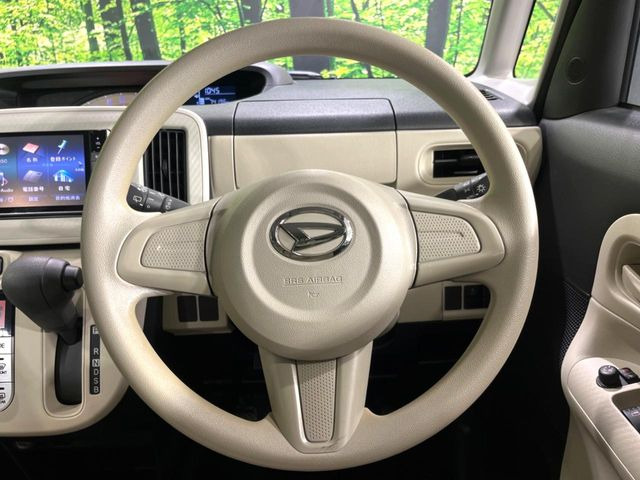 �C���e���A�ɍ��킹���f�U�C���̃X�e�A�����O�́A�^�]�������̂��Ƃ��l���A�^�]���₷���`��A�傫���ł��B�����x�A���ۂɐG���Ă��m���߂��������B