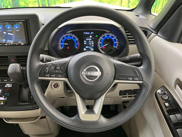 �C���e���A�ɍ��킹���f�U�C���̃X�e�A�����O�́A�^�]�������̂��Ƃ��l���A�^�]���₷���`��A�傫���ł��B�����x�A���ۂɐG���Ă��m���߂��������B