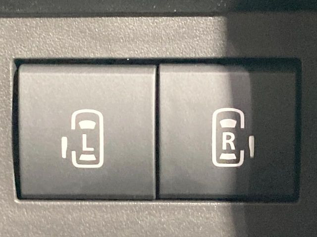 【両側パワースライドドア】スマートキーや運転席のスイッチで後席両側スライドドアの開閉が可能♪電動だから力を入れてドアを開ける必要が無く、小さなお子様でも簡単に開け閉めでき快適です♪
