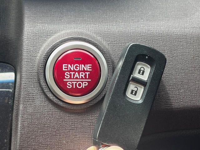 �yHonda�X�}�[�g�L�[�z�J�o����|�P�b�g�ɓ��ꂽ�܂܂ł��h�A�̎{���E�������\�ȃX�}�[�g�L�[�𑕔��B�G���W���̃I���E�I�t�����J�M�����o���K�v����������Ƃ��Ă��֗��ł���
