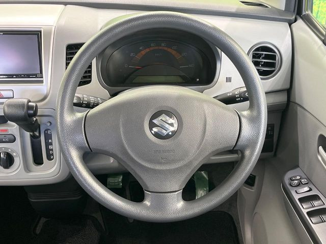 �C���e���A�ɍ��킹���f�U�C���̃X�e�A�����O�́A�^�]�������̂��Ƃ��l���A�^�]���₷���`��A�傫���ł��B�����x�A���ۂɐG���Ă��m���߂��������B