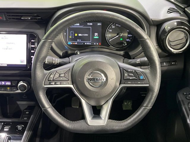 �C���e���A�ɍ��킹���f�U�C���̃X�e�A�����O�́A�^�]�������̂��Ƃ��l���A�^�]���₷���`��A�傫���ł��B�����x�A���ۂɐG���Ă��m���߂��������B