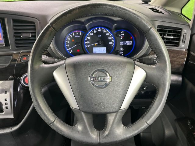 �C���e���A�ɍ��킹���f�U�C���̃X�e�A�����O�́A�^�]�������̂��Ƃ��l���A�^�]���₷���`��A�傫���ł��B�����x�A���ۂɐG���Ă��m���߂��������B