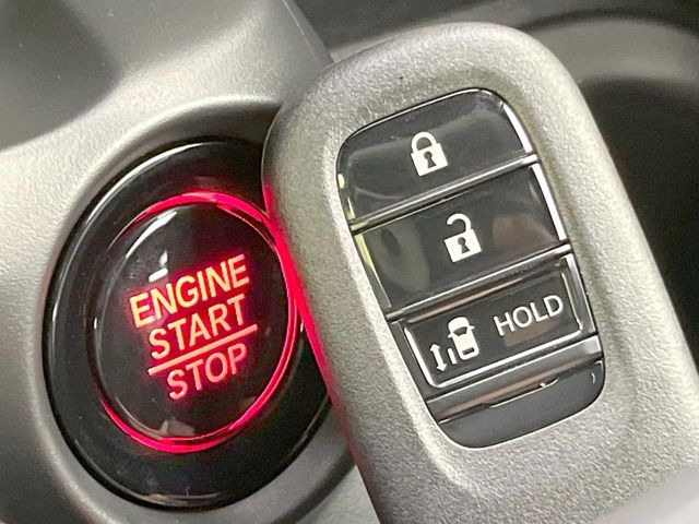 �yHonda�X�}�[�g�L�[�z�J�o����|�P�b�g�ɓ��ꂽ�܂܂ł��h�A�̎{���E�������\�ȃX�}�[�g�L�[�𑕔��B�G���W���̃I���E�I�t�����J�M�����o���K�v����������Ƃ��Ă��֗��ł���