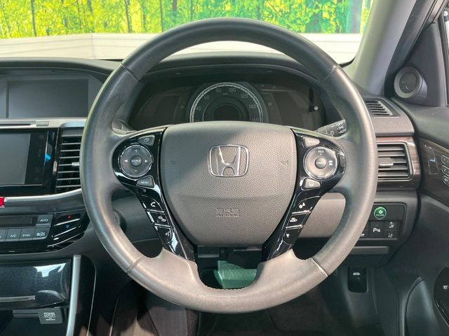 �C���e���A�ɍ��킹���f�U�C���̃X�e�A�����O�́A�^�]�������̂��Ƃ��l���A�^�]���₷���`��A�傫���ł��B�����x�A���ۂɐG���Ă��m���߂��������B