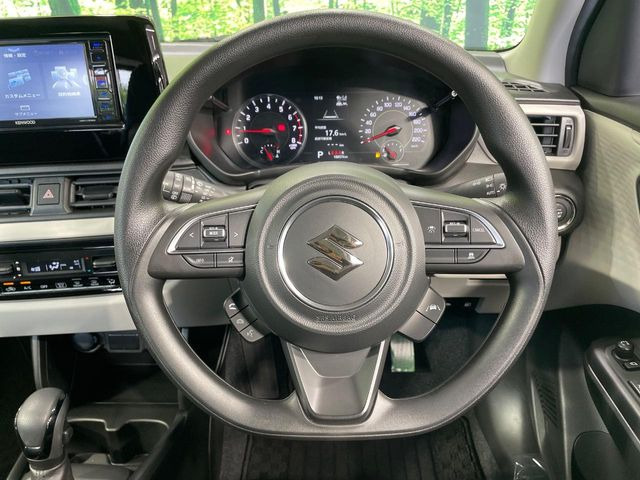 �C���e���A�ɍ��킹���f�U�C���̃X�e�A�����O�́A�^�]�������̂��Ƃ��l���A�^�]���₷���`��A�傫���ł��B�����x�A���ۂɐG���Ă��m���߂��������B