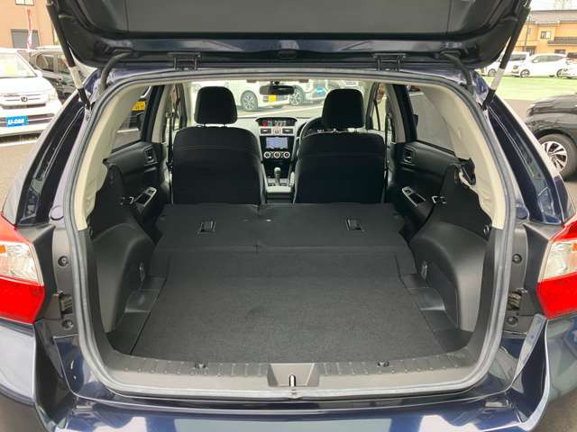 シートを倒せばフラットに広々スペースが出現します!大きな荷物も積みこめます♪
