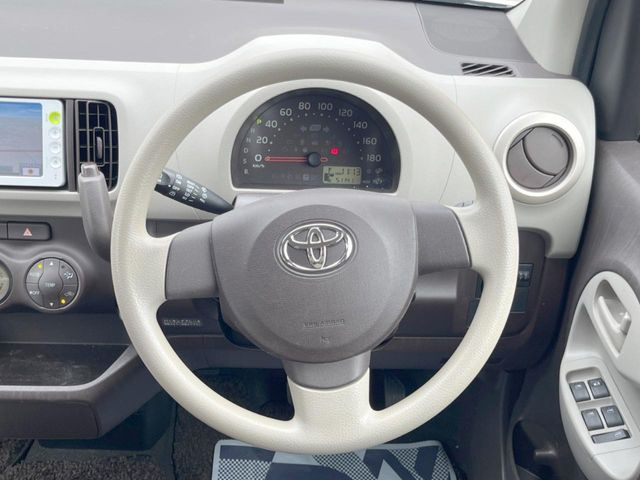 �C���e���A�ɍ��킹���f�U�C���̃X�e�A�����O�́A�^�]�������̂��Ƃ��l���A�^�]���₷���`��A�傫���ł��B�����x�A���ۂɐG���Ă��m���߂��������B