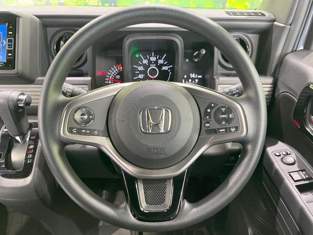 �C���e���A�ɍ��킹���f�U�C���̃X�e�A�����O�́A�^�]�������̂��Ƃ��l���A�^�]���₷���`��A�傫���ł��B�����x�A���ۂɐG���Ă��m���߂��������B