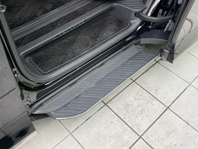 メーカーオプションの【ユニバーサルステップ】を装備。スライドドアと連動したステップにより、小さなお子様の乗り降りがし易くなります♪