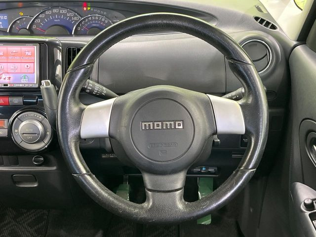 �C���e���A�ɍ��킹���f�U�C���̃X�e�A�����O�́A�^�]�������̂��Ƃ��l���A�^�]���₷���`��A�傫���ł��B�����x�A���ۂɐG���Ă��m���߂��������B
