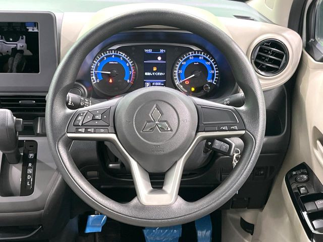 �C���e���A�ɍ��킹���f�U�C���̃X�e�A�����O�́A�^�]�������̂��Ƃ��l���A�^�]���₷���`��A�傫���ł��B�����x�A���ۂɐG���Ă��m���߂��������B