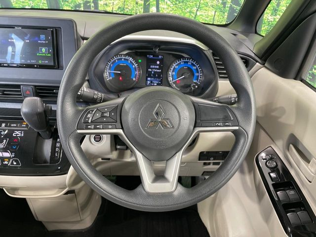 �C���e���A�ɍ��킹���f�U�C���̃X�e�A�����O�́A�^�]�������̂��Ƃ��l���A�^�]���₷���`��A�傫���ł��B�����x�A���ۂɐG���Ă��m���߂��������B