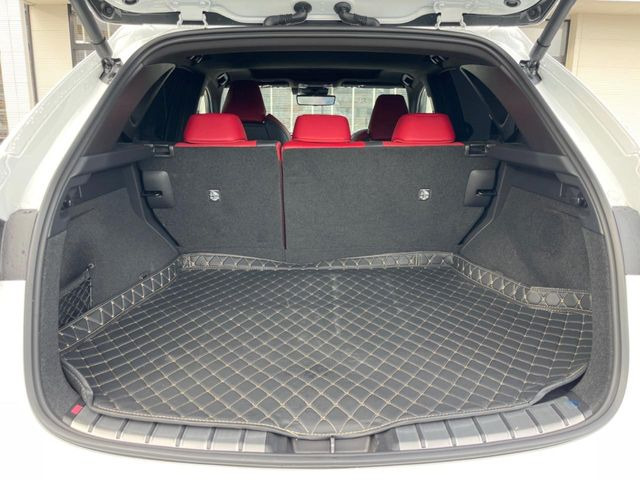 積み下ろしのしやすいデッキにはたっぷりと荷物を積み込んでいただけます。遊びから仕事まで、様々なシーンで頼れます♪