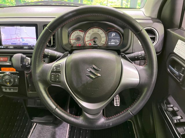�C���e���A�ɍ��킹���f�U�C���̃X�e�A�����O�́A�^�]�������̂��Ƃ��l���A�^�]���₷���`��A�傫���ł��B�����x�A���ۂɐG���Ă��m���߂��������B