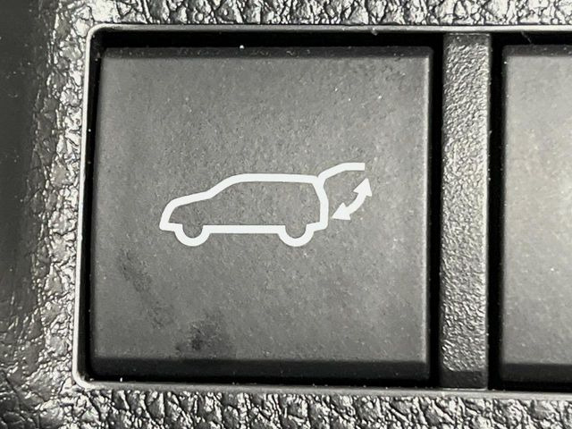【パワーバックドア】スマートキーや運転席のボタンを押すだけでリアゲートが自動で開閉します!荷物を持っている時や、高い位置にあるバックドアを閉める際に便利な機能です♪