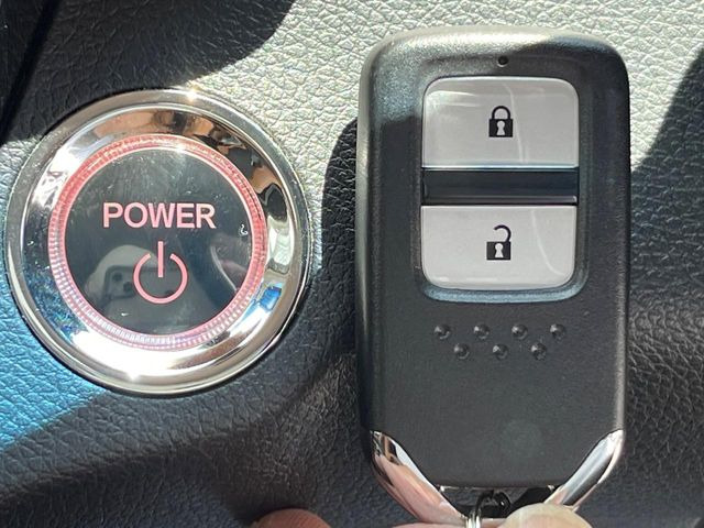�yHonda�X�}�[�g�L�[�z�J�o����|�P�b�g�ɓ��ꂽ�܂܂ł��h�A�̎{���E�������\�ȃX�}�[�g�L�[�𑕔��B�G���W���̃I���E�I�t�����J�M�����o���K�v����������Ƃ��Ă��֗��ł���