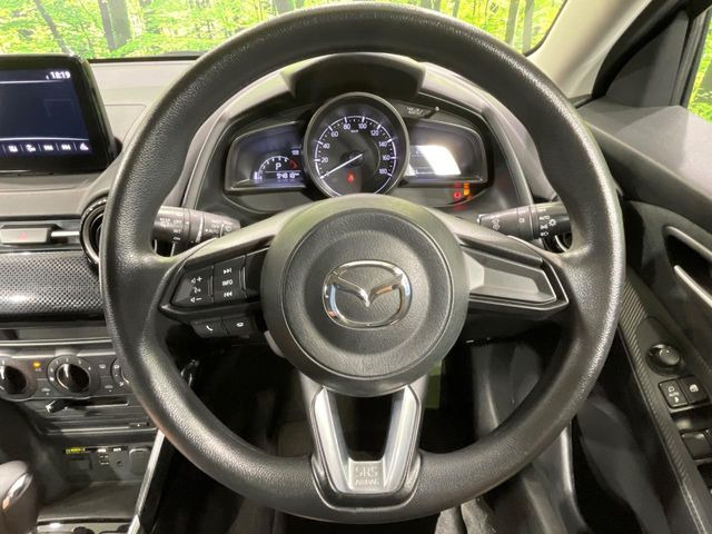 �C���e���A�ɍ��킹���f�U�C���̃X�e�A�����O�́A�^�]�������̂��Ƃ��l���A�^�]���₷���`��A�傫���ł��B�����x�A���ۂɐG���Ă��m���߂��������B