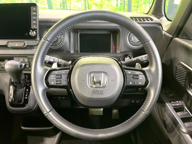 �C���e���A�ɍ��킹���f�U�C���̃X�e�A�����O�́A�^�]�������̂��Ƃ��l���A�^�]���₷���`��A�傫���ł��B�����x�A���ۂɐG���Ă��m���߂��������B