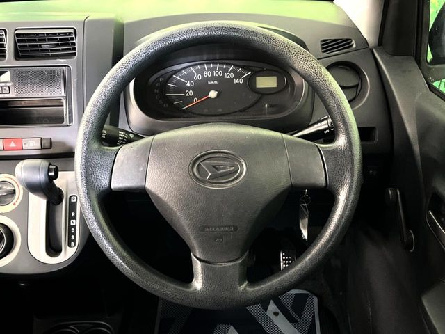 �C���e���A�ɍ��킹���f�U�C���̃X�e�A�����O�́A�^�]�������̂��Ƃ��l���A�^�]���₷���`��A�傫���ł��B�����x�A���ۂɐG���Ă��m���߂��������B