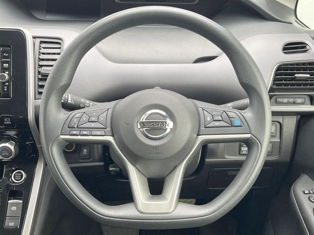 �C���e���A�ɍ��킹���f�U�C���̃X�e�A�����O�́A�^�]�������̂��Ƃ��l���A�^�]���₷���`��A�傫���ł��B�����x�A���ۂɐG���Ă��m���߂��������B