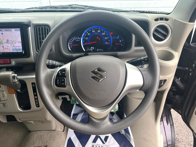 �C���e���A�ɍ��킹���f�U�C���̃X�e�A�����O�́A�^�]�������̂��Ƃ��l���A�^�]���₷���`��A�傫���ł��B�����x�A���ۂɐG���Ă��m���߂��������B