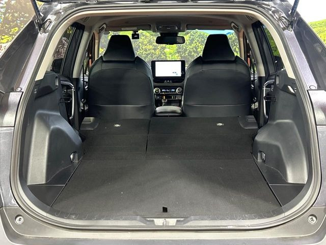 普段のお買い物や通勤、送迎等に十分な荷室スペースを確保しております。セカンドシートを倒すと、大きな荷物の積載も可能です♪