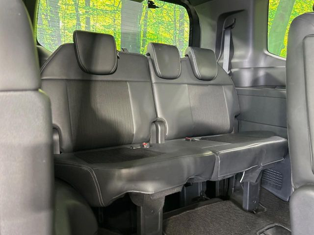 床下収納式のサードシートです。座席部分をコンパクトに収納でき、広大な荷室スペースとしてお使いいただけます!乗車人数や荷物の量など利用シーンに合わせて3列目を有効活用でき、とっても便利♪