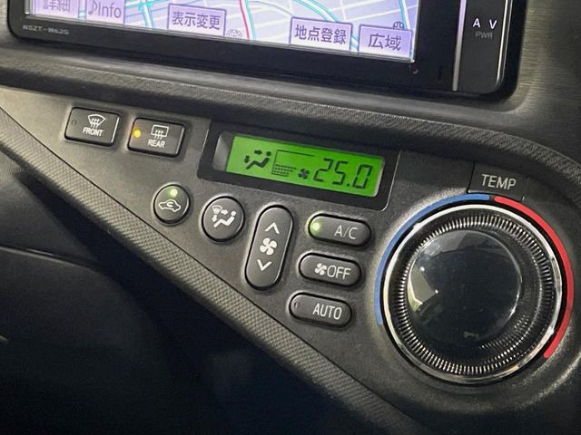 【オートエアコン】一度お好みの温度に設定すれば、車内の温度を検知し風量や温度を自動で調整。暑い&hellip;寒い&hellip;と何度もスイッチ操作をする必要はありません。快適な車内空間には必須の機能ですね♪