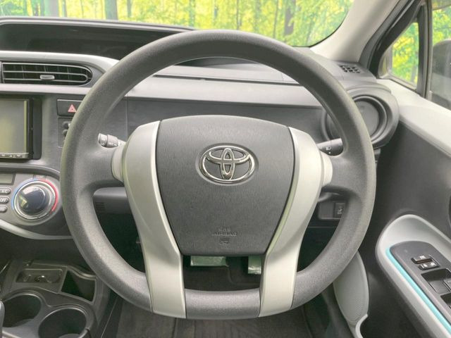 �C���e���A�ɍ��킹���f�U�C���̃X�e�A�����O�́A�^�]�������̂��Ƃ��l���A�^�]���₷���`��A�傫���ł��B�����x�A���ۂɐG���Ă��m���߂��������B