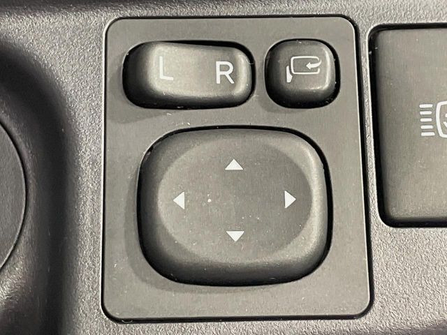 【電動格納ミラー】サイドミラーは電動格納式となっており、狭い駐車場でもキズがつくリスクを抑えられます。