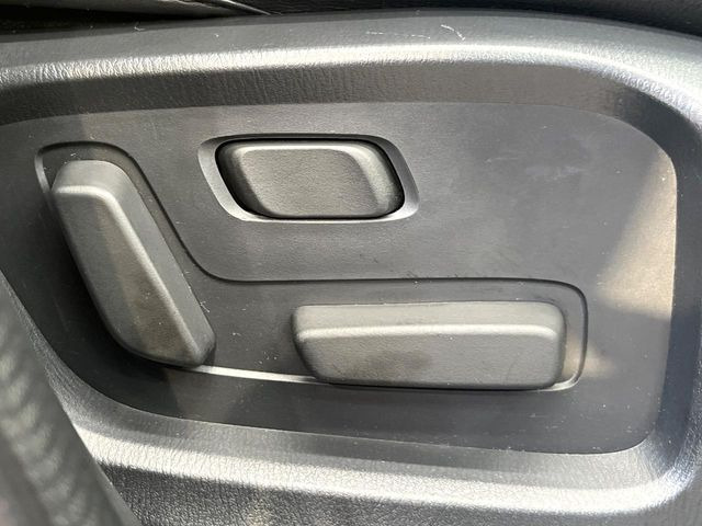 【パワーシート】スイッチ一つで簡単にシートの微調整が可能!電動だから力もいりません!快適なシートポジションにセットして、快適なドライブをお楽しみください。