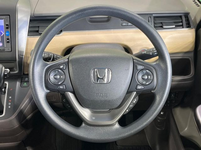 �C���e���A�ɍ��킹���f�U�C���̃X�e�A�����O�́A�^�]�������̂��Ƃ��l���A�^�]���₷���`��A�傫���ł��B�����x�A���ۂɐG���Ă��m���߂��������B