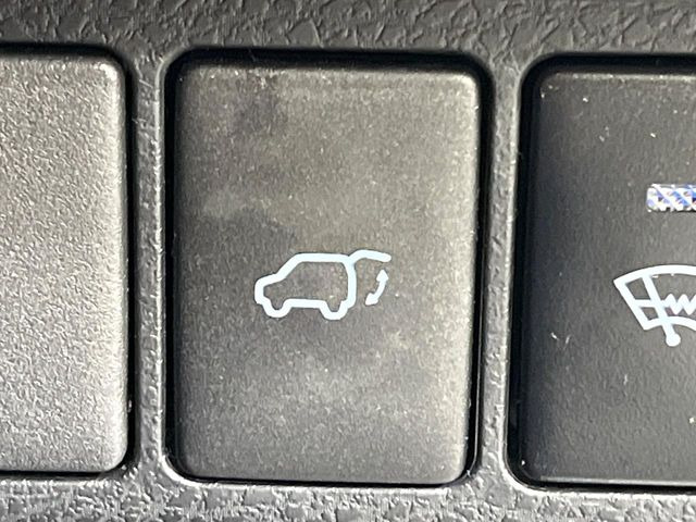 【パワーバックドア】スマートキーや運転席のボタンを押すだけでリアゲートが自動で開閉します!荷物を持っている時や、高い位置にあるバックドアを閉める際に便利な機能です♪