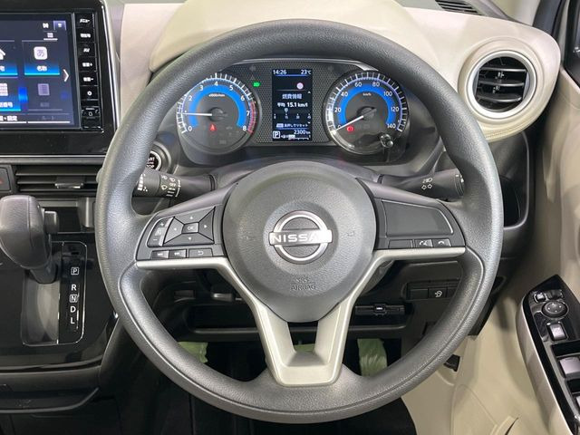 �C���e���A�ɍ��킹���f�U�C���̃X�e�A�����O�́A�^�]�������̂��Ƃ��l���A�^�]���₷���`��A�傫���ł��B�����x�A���ۂɐG���Ă��m���߂��������B
