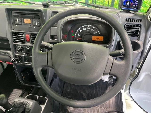 �C���e���A�ɍ��킹���f�U�C���̃X�e�A�����O�́A�^�]�������̂��Ƃ��l���A�^�]���₷���`��A�傫���ł��B�����x�A���ۂɐG���Ă��m���߂��������B