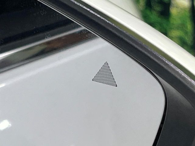 【ブラインドスポットモニタリング】走行中、ドアミラーの死角になりやすい箇所に後続車が接近するとサイドミラー付近に警告を表示、ドライバーに注意喚起をしてくれます。