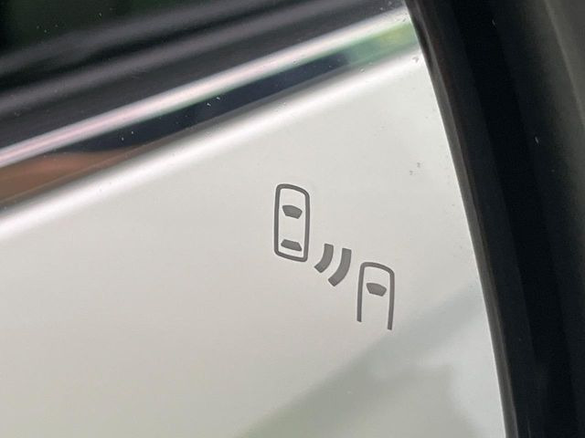 【ブラインドスポットモニター】走行中、ドアミラーの死角になりやすい箇所に後続車が接近するとサイドミラーのレンズに警告を表示!ドライバーに注意喚起をしてくれます。