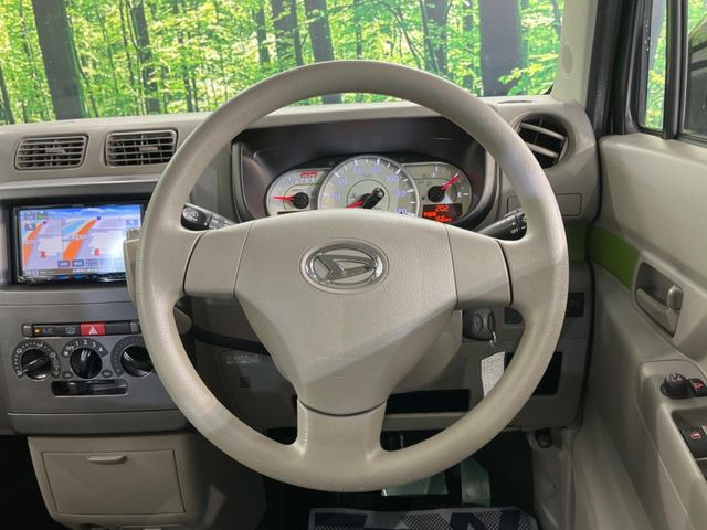 �C���e���A�ɍ��킹���f�U�C���̃X�e�A�����O�́A�^�]�������̂��Ƃ��l���A�^�]���₷���`��A�傫���ł��B�����x�A���ۂɐG���Ă��m���߂��������B