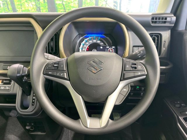 �C���e���A�ɍ��킹���f�U�C���̃X�e�A�����O�́A�^�]�������̂��Ƃ��l���A�^�]���₷���`��A�傫���ł��B�����x�A���ۂɐG���Ă��m���߂��������B